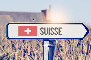 Ein Schild zeigt auf die Richtung Schweiz
