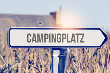 Obraz premium Ein Schild zeigt auf die Richtung zum Campingplatz