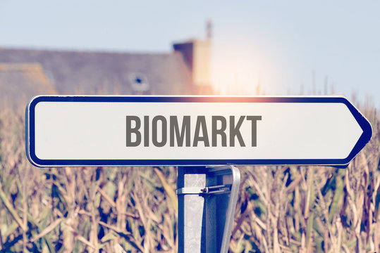 Ein Schild zeigt auf die Richtung zum Biomarkt