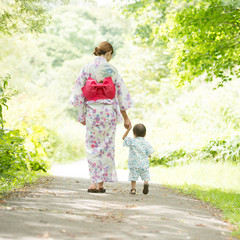 手をつなぐ親子の後姿