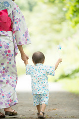 手をつなぐ親子の後姿
