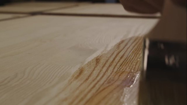 Lacquering wooden surface with a brush