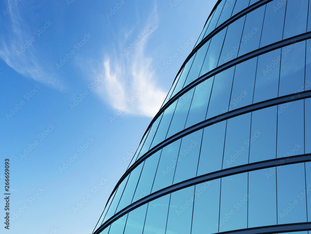 Poster 3d stimulate of high rise curve glass building and dark steel window system on blue sky background,b