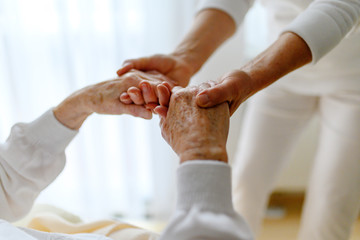 Rentnerin wird bei den Händen gehalten, Fürsorge im Alter