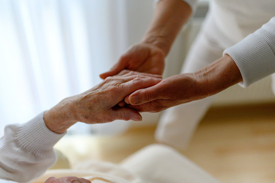 Rentnerin wird bei den Händen gehalten, Fürsorge im Alter