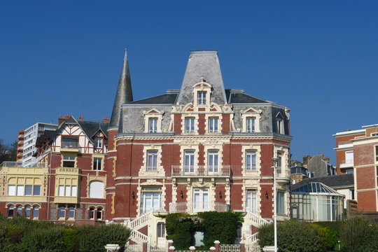 Villa en brique rouge au bord de la mer