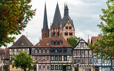 Katolicki kosciol w centrum starego miasta. Zabytkowe kamienice w Niemczech, Bawaria. - obrazy, fototapety, plakaty