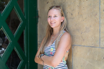 Naklejka premium Portrait einer jungen Frau in der Großstadt