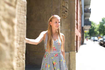 Portrait einer jungen Frau in der Großstadt