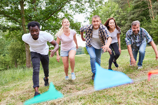 Junge Leute beim Wettlauf kurz vor dem Ziel