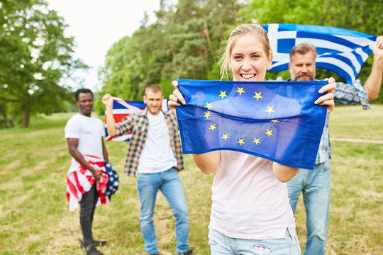 Stolze junge Frau mit EU Flagge im Park