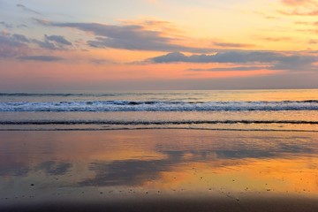 Fototapeta premium 鵠沼海岸の夕焼けと犬を散歩する人のシルエット