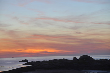 coucher de soleil sur la côte rocheuse de Trégastel-Bretagne