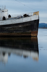 Naufragio reflejado en el agua.