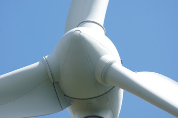 Nahaufnahme von Windkraft am blauen Himmel