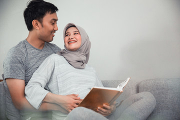 couple pregnant read quran together at home