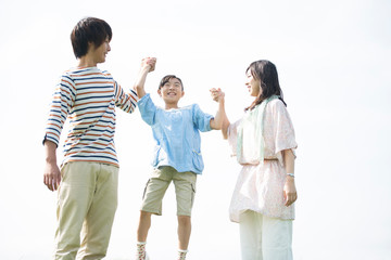 手をつなぐ家族