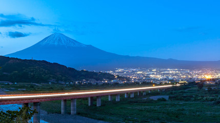 富士川サービスエリアから見た富士山　夜景