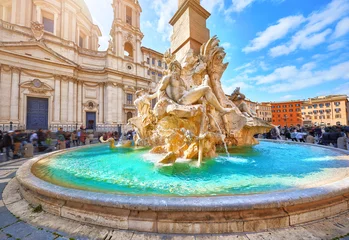 Fotobehang Rome, Italië. Fontein van de vier rivieren op Piazza Navona. Oude fontein, standbeelden, obeliskontwerp van Bernini. Beroemde bezienswaardigheid toeristische locatie in de buurt van Sant Agnese in Agone kerk. Zonnige zomerse dag. © Yasonya
