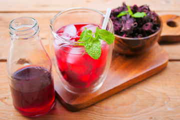 Fototapeta na wymiar roselle juice (healthy drink) 