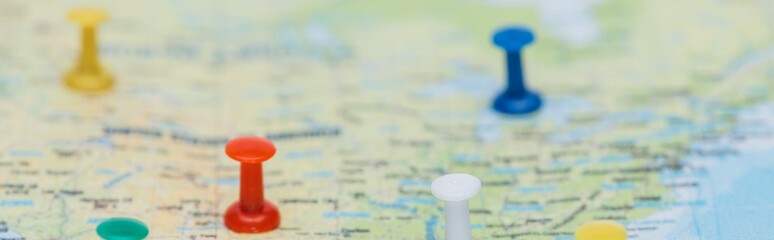 Obraz na płótnie Canvas panoramic shot of colorful push pins on world map