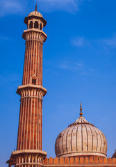 Obraz premium Entrance of mosque in the city, with pillars, domes, speakers, gates with beautiful, serene, cloudy, morning sky int the background.