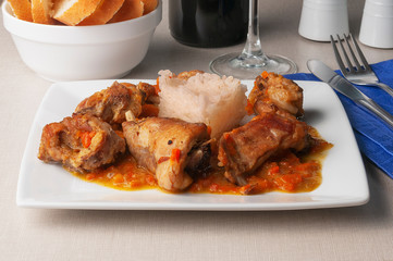 Plato de conejo a la mostaza, acompañado de arroz