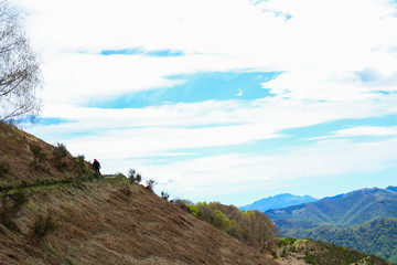 Sentiero che porta alla vetta del Monte Generoso e panorama mozzafiato delle montagne, escursioni e viaggi in Svizzera