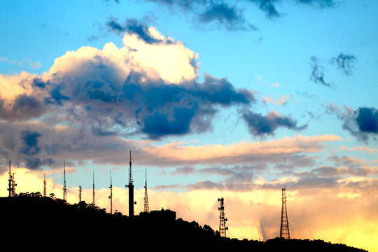 P&ocirc;r-do-sol nas esta&ccedil;&otilde;es de r&aacute;dio e TV, torres de transmiss&atilde;o  do Morro da Cruz, cidade de Florian&oacute;polis, estado de Santa Catarina, Brasil