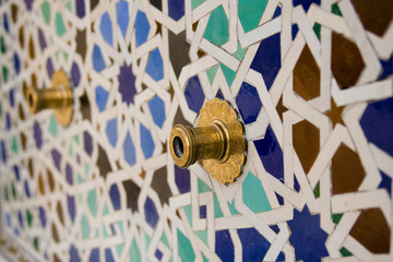 Fontaine marocaine et zellige coloré