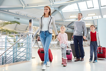 Familie mit Kindern bei der Ankunft im Flughafen
