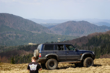 Fototapeta premium Widok na góry i samochód. Offroad na Jeepie w Karpatach