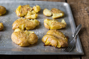 Crushed baked potatoes with spices