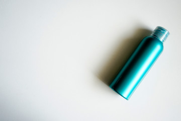 голубой флакон на белом фоне