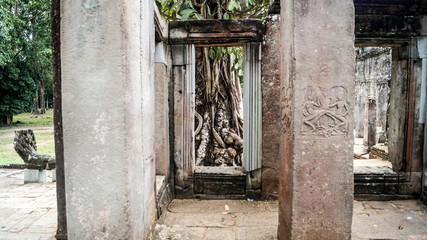 Fototapeta na wymiar Couloir d'Angkor