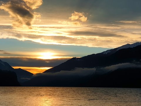 gl&uuml;hender sonnenuntergang &uuml;berf&auml;rbt den walensee in den schweizer alpen