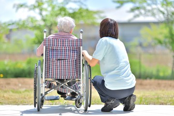 老人介護施設・新緑を楽しむ母