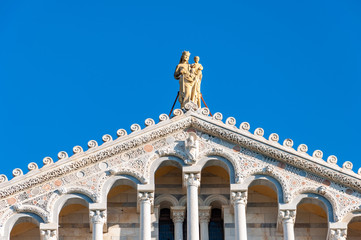Fototapeta na wymiar The dome of the Cathedral dedicated to Santa Maria Assunta, in Piazza dei Miracoli in Pisa.