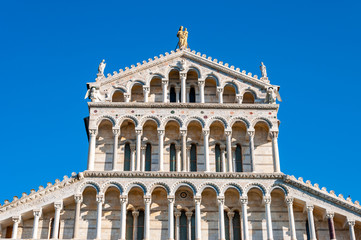 Obraz premium The dome of the Cathedral dedicated to Santa Maria Assunta, in Piazza dei Miracoli in Pisa.