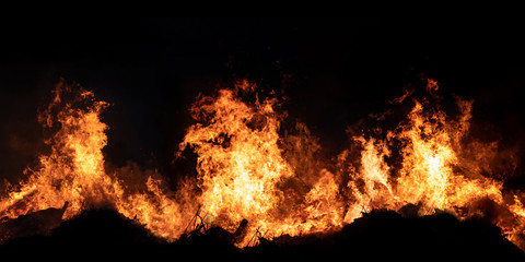 Feuerinferno auf schwarzem Hintergrund Panorama