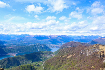 Fototapeta premium Vista mozzafiato sul lago di Lugano e la Svizzera dalla vetta del Monte Generoso, escursioni e viaggi in Svizzera