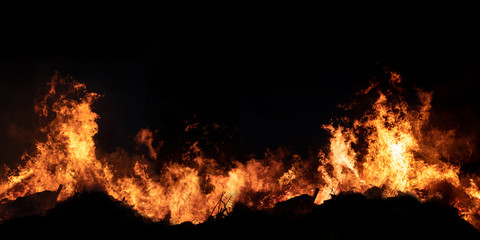 Loderndes Feuer auf schwarzem Hintergrund Panorama