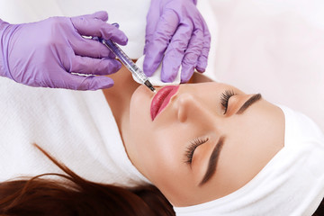 Procedure filler injection in beauty clinic.