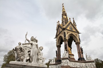 Fototapeta na wymiar London Albert Memorial