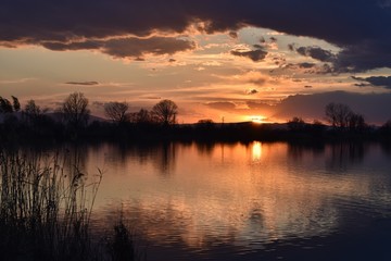 Fototapeta na wymiar Sunset on the magic lake 