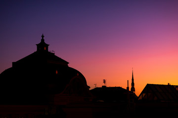 Fototapeta premium Profile of the roofs of the city at sunset