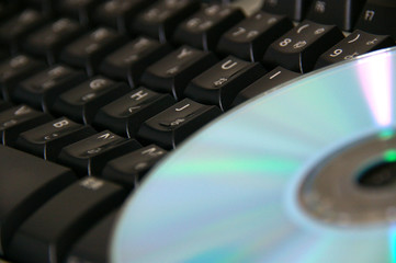 黒いキーボードとCD-ROM