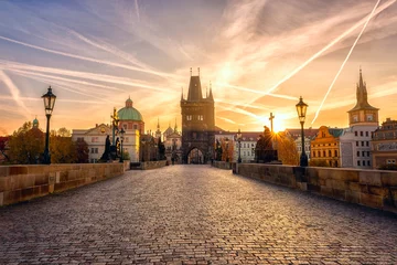 Photo sur Plexiglas Pont Charles Pont Charles (Karluv most) au lever du soleil, vue panoramique sur la vieille ville avec soleil jaune, ciel coloré et architecture médiévale historique, Prague, République tchèque