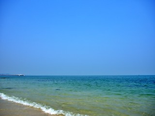 Fototapeta na wymiar The beauty of sea in the summer and spring at the shore, beach with horizon and bluesky