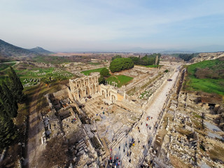 Obraz premium Aerial view of Celcius Library from Ephesus Ancient City with some tourists in view.